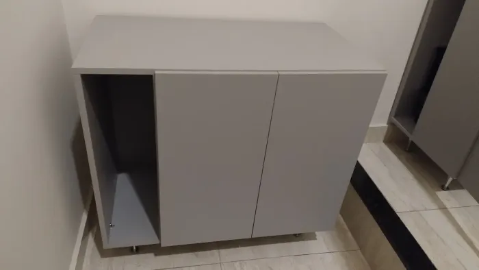 Balcão para caixa de areia de gato em MDF cinza, discreto e moderno.
