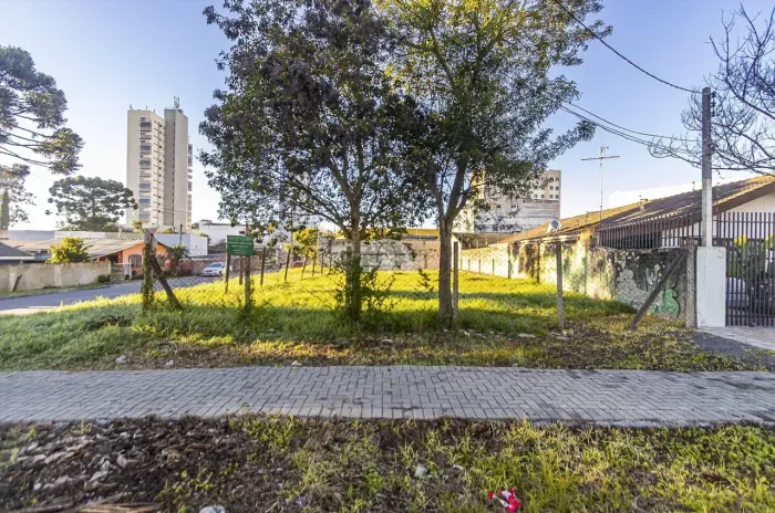 Imóvel para venda possui 417 metros quadrados em Santa Cândida - Curitiba - PR
