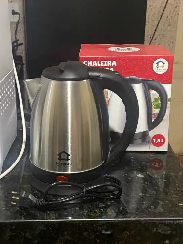 Chaleira elétrica serve para chá e café.