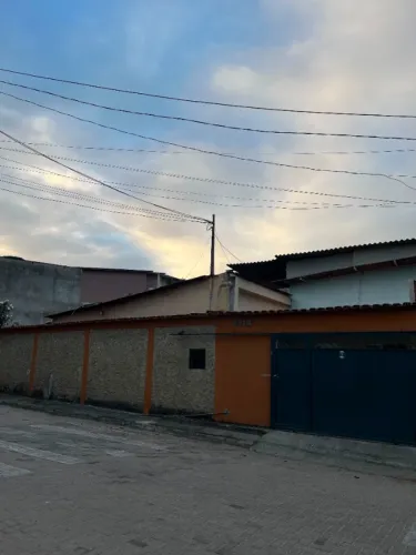 Aluga-se Casa na Barra do Jucu, 3 Quartos, 1 banheiro, Cozinha, Área de serviço e Garagem.