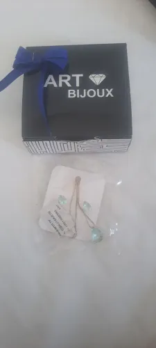 Conjunto de brincos e colar