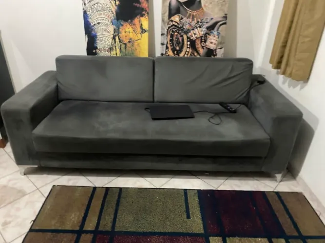 Sofá 2,20m em Camurça Cinza com Baú - Semi-novo | Excelente Estado