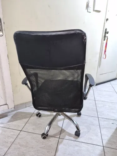 Cadeira com bracos e regulagem de altura