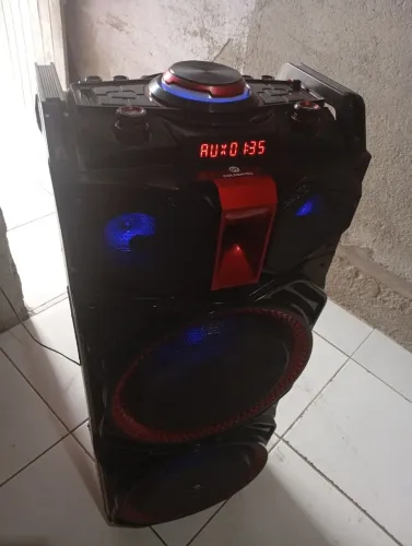 Vende se uma caixa de som Goldente c 1000w preço a negociar 