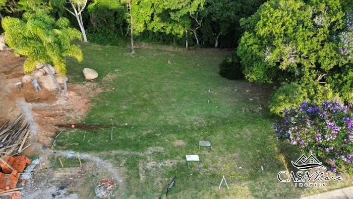 Terreno à venda em condomínio fechado no Cacupé.