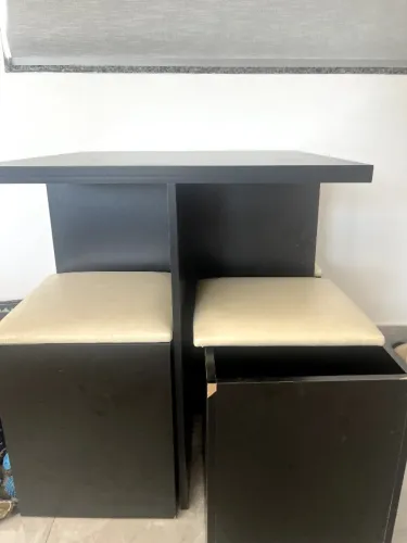 Mesa para sala - com 4 bancos com baú interno para guardar objetos.