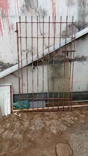 Portão social 1,80 m de altura por 1 m de largura