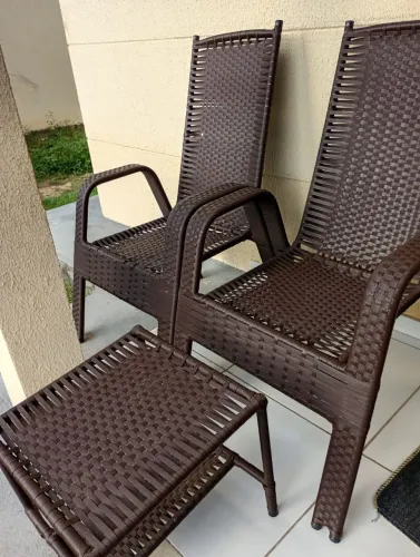 Kit de duas cadeiras e acompanha uma mesinha