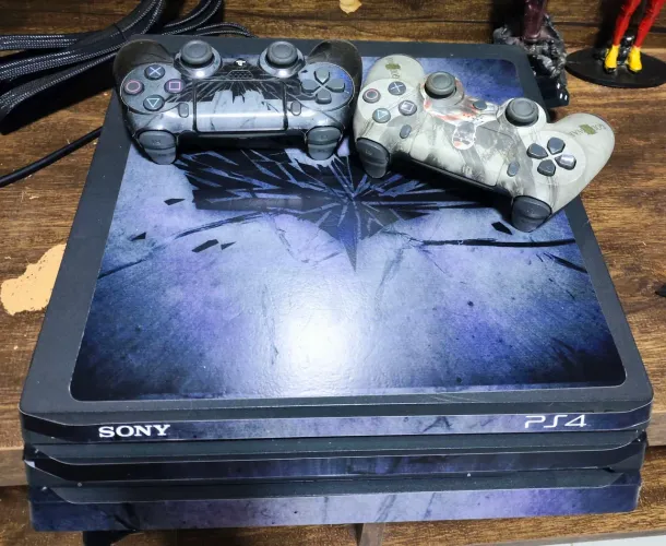 PlayStation 4 Pro 1TB + Controles Personalizados (Excelente Estado)