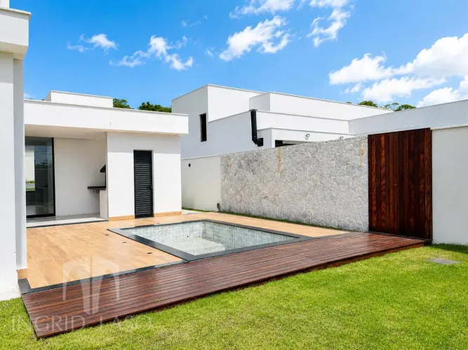 Casa em Condomínio no Alphaville com 2 Suítes, Ambientes Integrados e Área de Lazer por R$