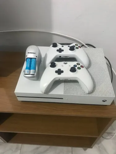 Vendo Xbox one s 500gb funcionando perfeitamente acompanha 2 controles originais e etc