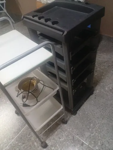 Vende se 2 carrinhos auxiliar de cabeleireiro e um termocera