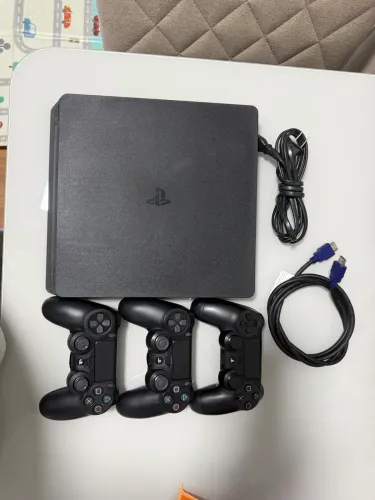 Vendo PlayStation 4 Slim 1TB + 3 Controles + 15 Jogos - Excelente Estado
