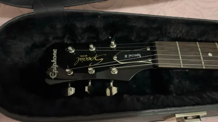 Guitarra Epiphone Les Paul Special II preta + case em couro