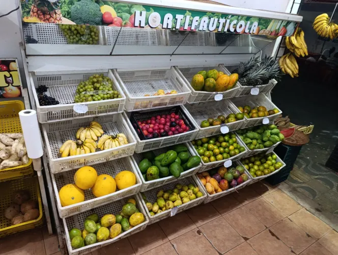 Vendo um Hortifruti com 16 caixas