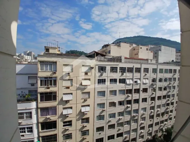 Belíssimo apartamento sala quarto em rua nobre de Copacabana.