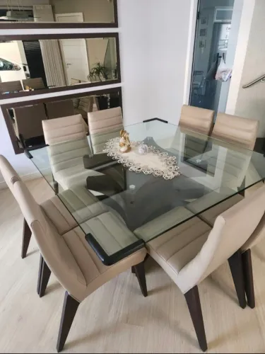 Vendo conjunto mesa jantar com tampo de vidro e com 8 cadeiras