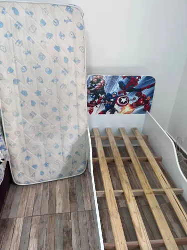 Cama personalizada SEMI-NOVA com colchão