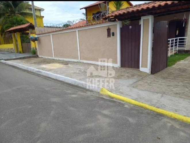 Casa com Varanda, 2 salas, 3quartos sendo 1 suíte Piscina e Churrasqueira