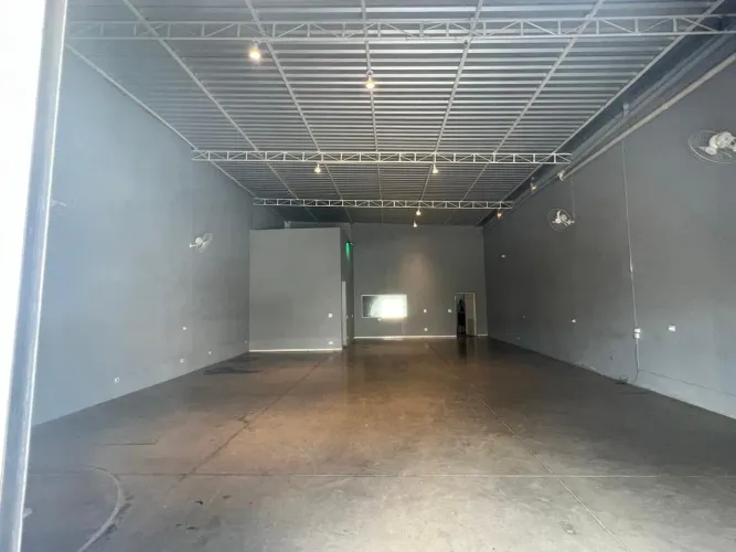 Salão Comercial de 230m² à Venda ou Locação no Jardim Itaguaçu, Salto-SP: A Oportunidade q