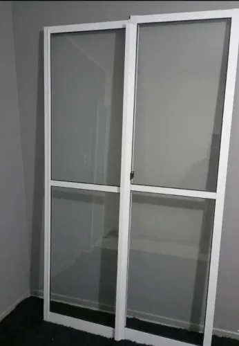 Porta de correr em aluminio,seminova!  Completa!! 1.30 larg x 2.17 alt .Viamão