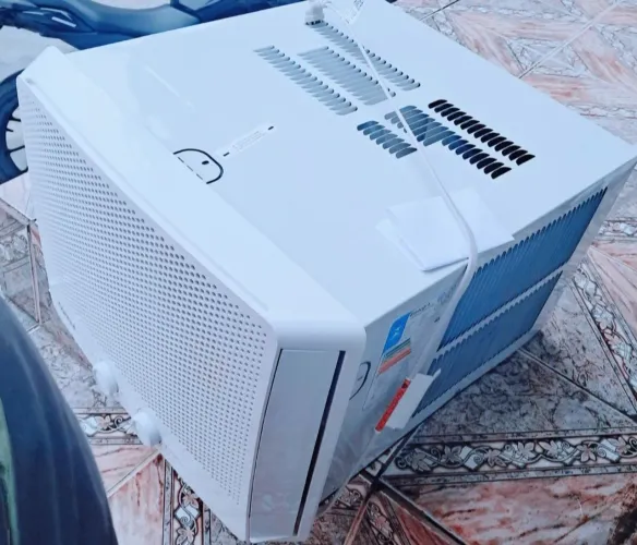 Vendo ar condicionado 12.000btus. Energia 220volts. Gela muito mas muito bem 