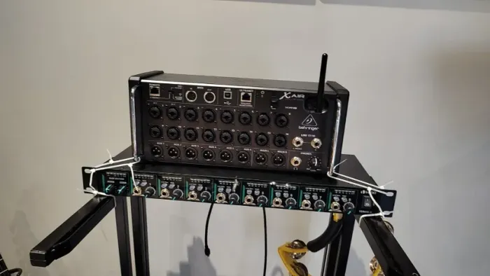 Mesa Behringer Xr-18 + Amplificador De Fone Vedo 8 Canais (Usado) Mesa Behringer Xr-18 + A