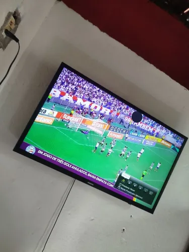 Vendo essa TV smart Samsung está com essa bolinha mais não atrapalha em nada 