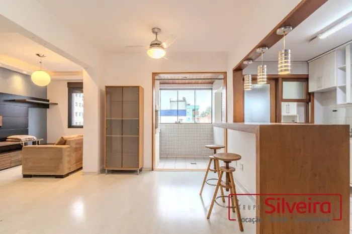 ALUGA E VENDE - APARTAMENTO SEMIMOBILIADO COM 1 SUÍTE, 55m², SACADA PASSO D?AREIA | PORTO