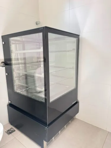 Vitrine Refrigerada Confeitaria Premium 0,70m Linha Gourmet GGER-070 PR Preta Gelopar