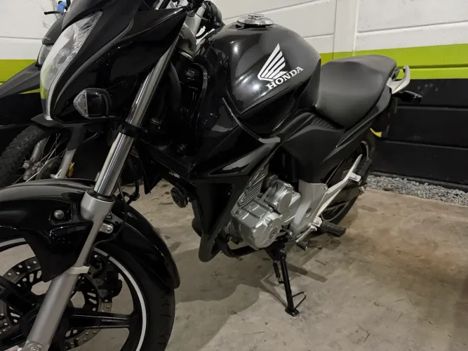 HONDA CB 300 COM APENAS 4500km ORIGINAIS