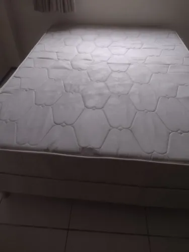 Cama de casal box com pouco tempo de uso.