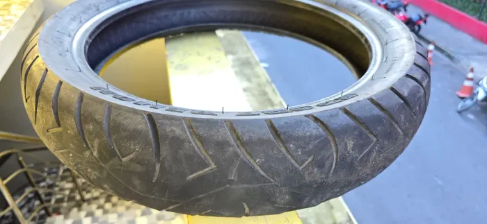 Pneu Pirelli 130/70-17 (Quebra galho)