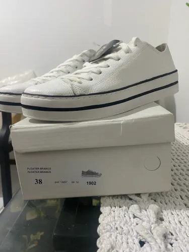 Tênis feminino de couro
