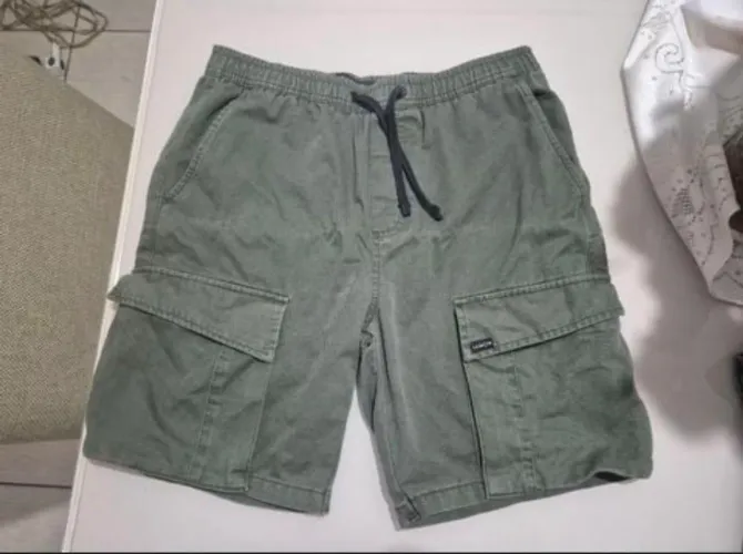 Bermuda em sarja com bolso cargo