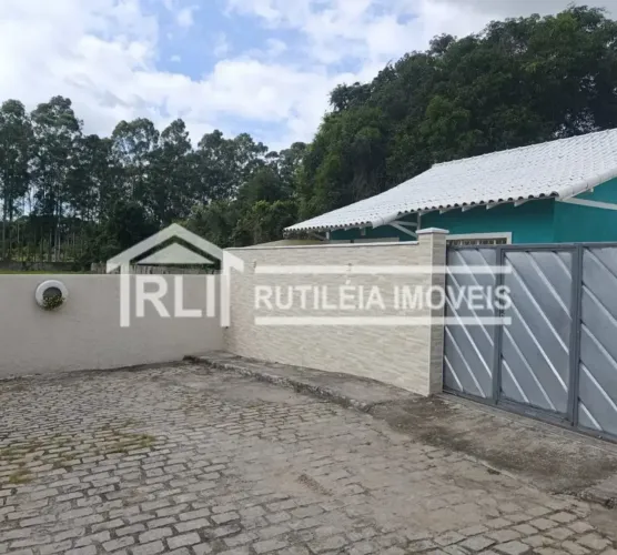 Rutileia Imóveis vende excelente casa no Areal, Itaboraí/RJ.