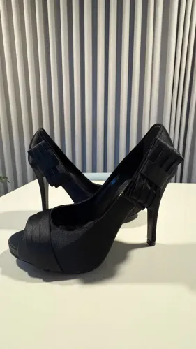 Peep toe preto Prego com laço estruturado