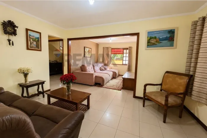 Casa Espaçosa com Área Gourmet Completa e Garagem para 4 Carros em Votorantim