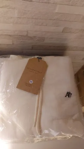 Blusa de Moleton BEGE com Bolso, Capuz e Peluciada no tamanho M