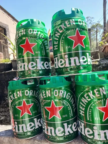 Vendo latas de cerveja Heineken 5L, vem com 5