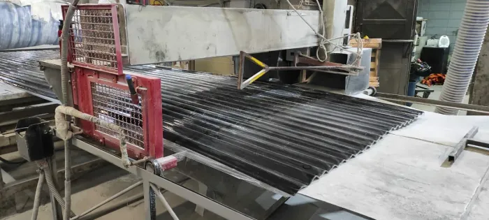 máquina de fabricar telhas de fibra de vidro.