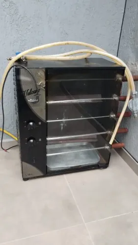 Churrasqueira Rotativa 5 espetos a Gas - Bivolt Bivolt com chave seletora 