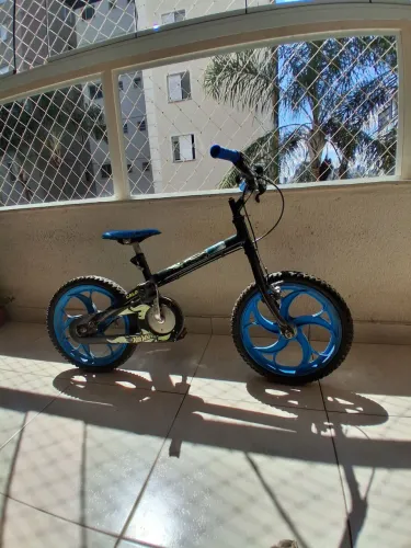Bicicleta infantil Caloi Hot Wheels - aro 16 | R$200,00