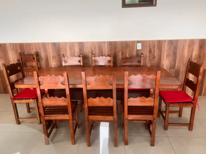 Jogo de mesa com 9 cadeiras