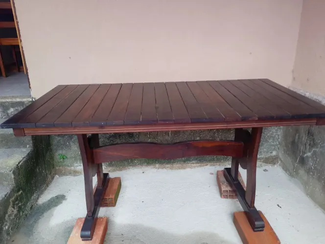 Mesa de madeira maciça