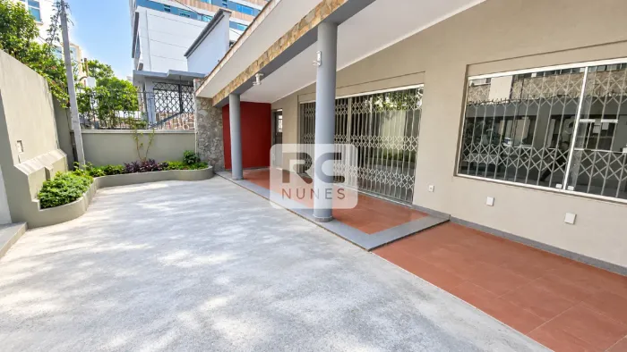 Casa para locação com área de 280m², 02 quartos, 06 salas, 03 vagas no Bairro Funcionários