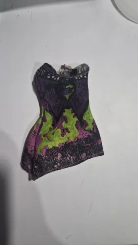 Roupa + sapato direito da boneca Mal de Descendentes da Disney