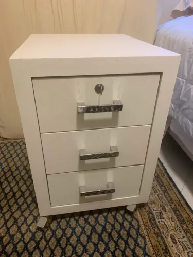 Mesinha lateral ( quarto, escritório ) branco com 3 gavetas e rodinhas. RETIRAR NO LOCAL