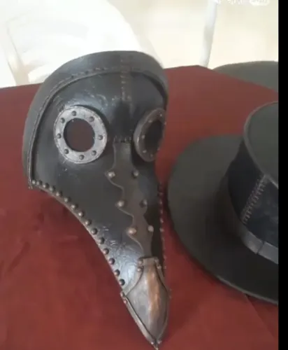 Máscara e chapéu peste negra