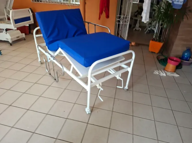 Cama hospitalar e colchão.